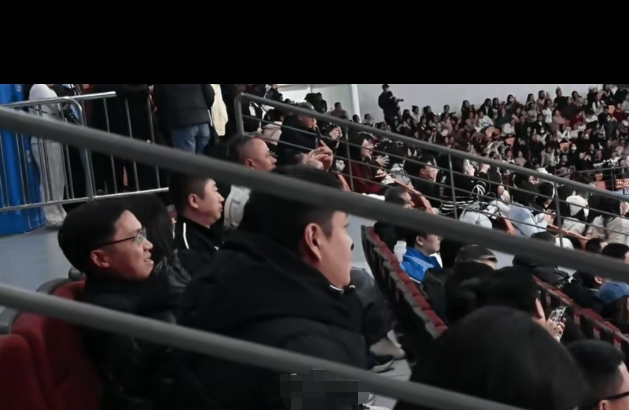 开云官方网页登录-&quot;赛事现场：粉丝疯狂欢呼，场面炸裂&quot;的简单介绍