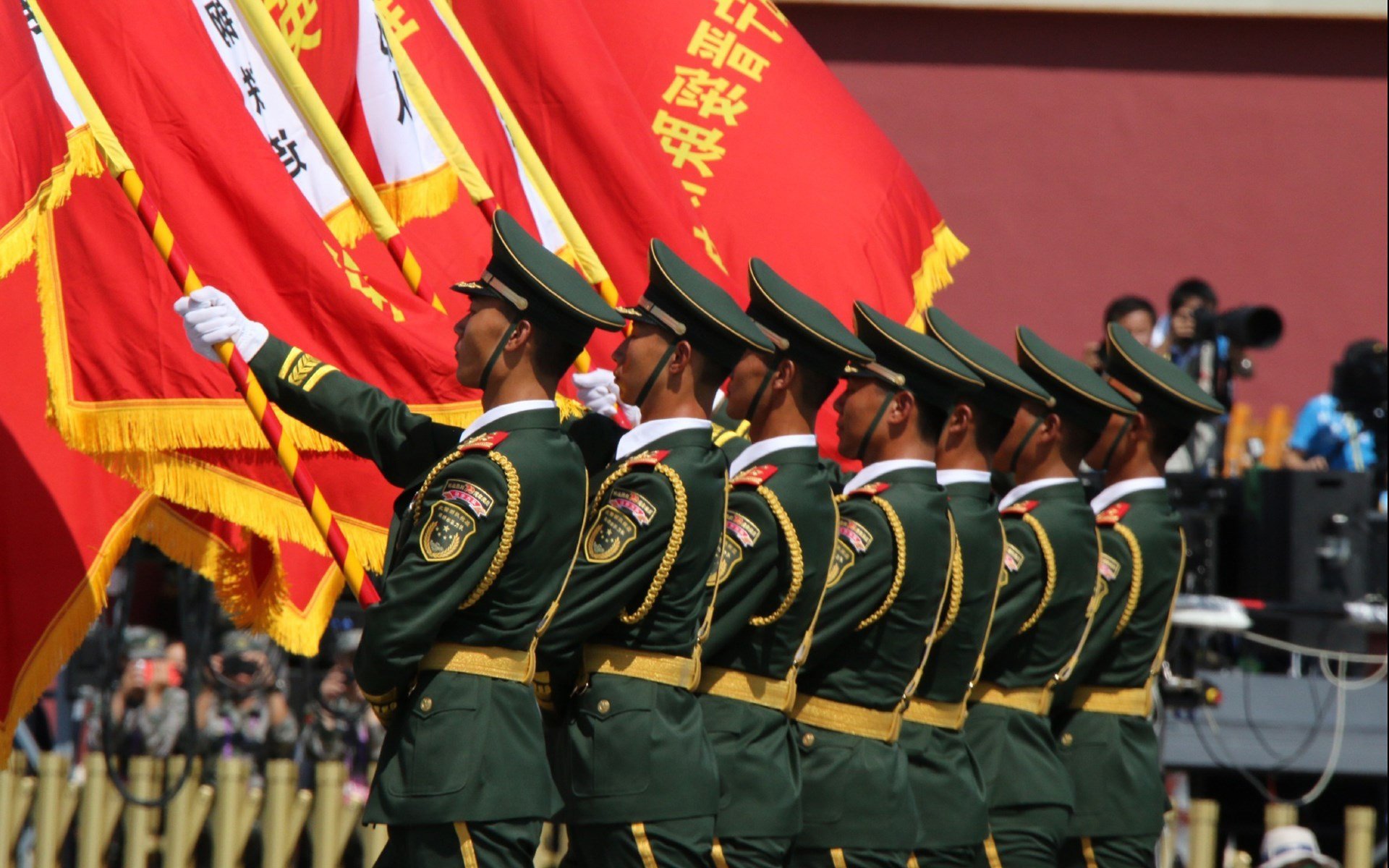 勇士险胜国王,库里压哨三分再现“神仙球”